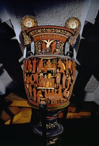 Voluta-crátera de figuras rojas apulianas decorada con una escena del sacrificio de prisioneros troyanos por Aquiles en el funeral de Patroclo, griega, de Canosa, siglo IV a.C. (cerámica) de Darius Painter